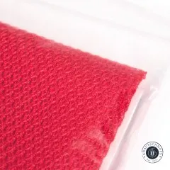 Gefaltetes Musterstück des ByAnnie's Lightweight Mesh in Atom Red freigestellt ohne Verpackung.